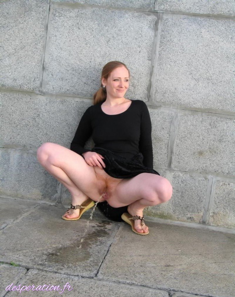 Девушки сидя на корточках без трусов