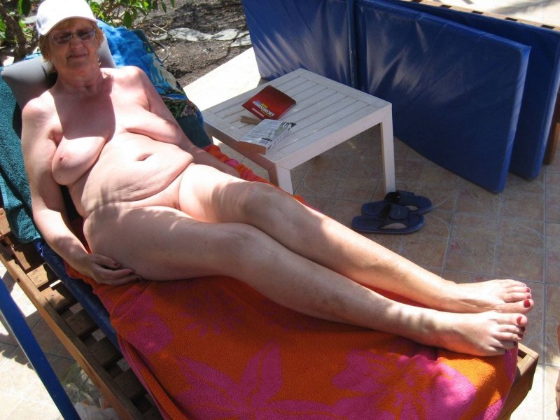 Старая женщина голая загорает