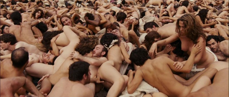 Много голых телок и один парень