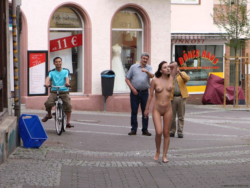Прогулка голышом по городу