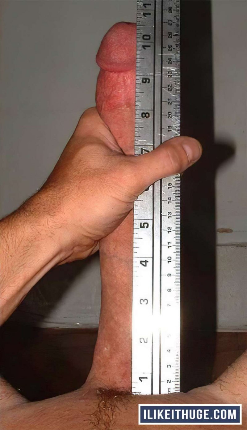 Огромный пенис с линейкой