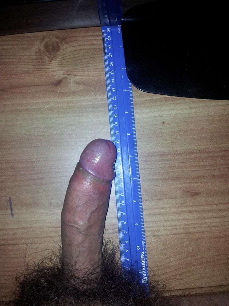 Мужской пенис с линейкой