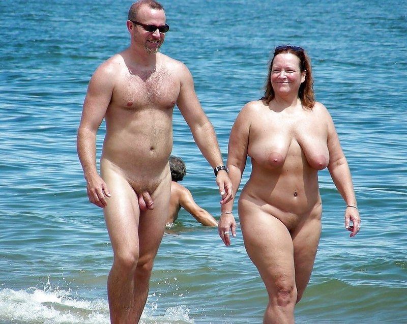 Толстые на пляже голые ретро