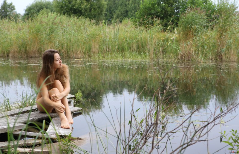 Голые девчонки на пруду