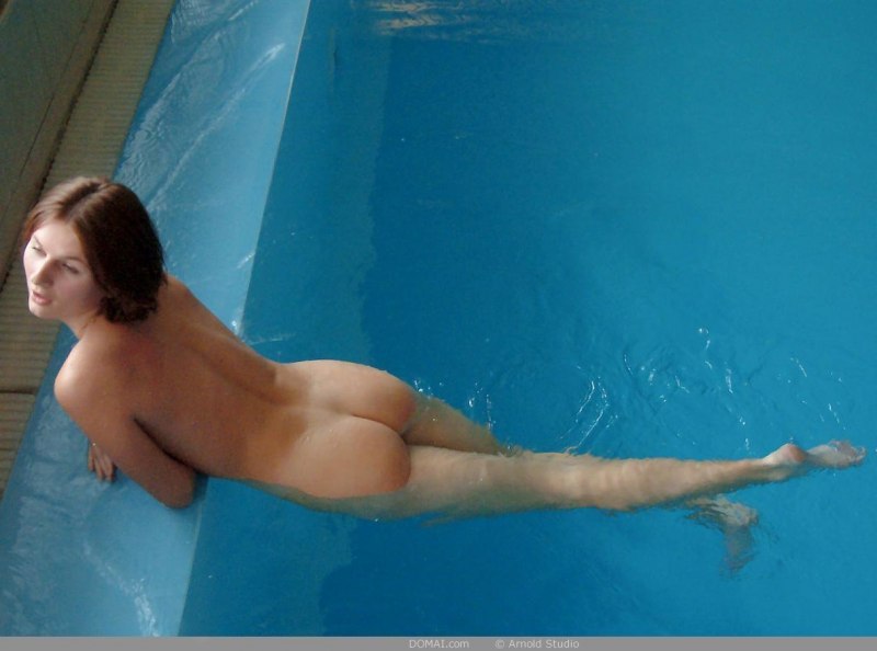 Голые женщины в душе бассейна