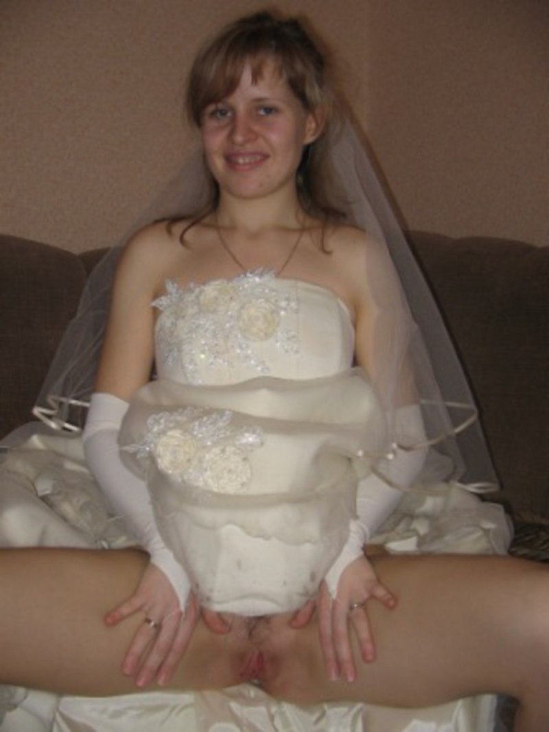 У невесты под платьем без трусов