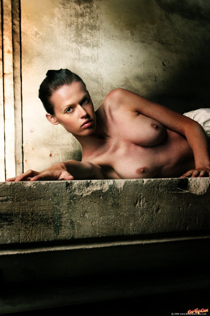 Нив Кэмпбелл без трусов