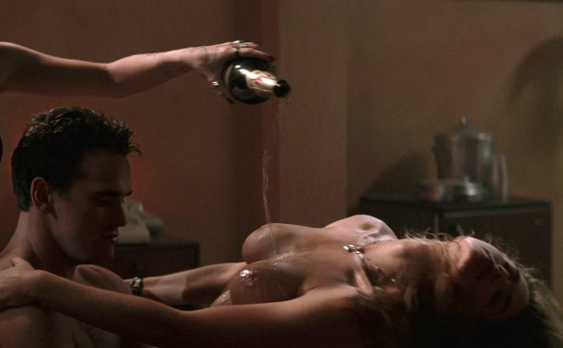 Нив Кэмпбелл крик сиськи