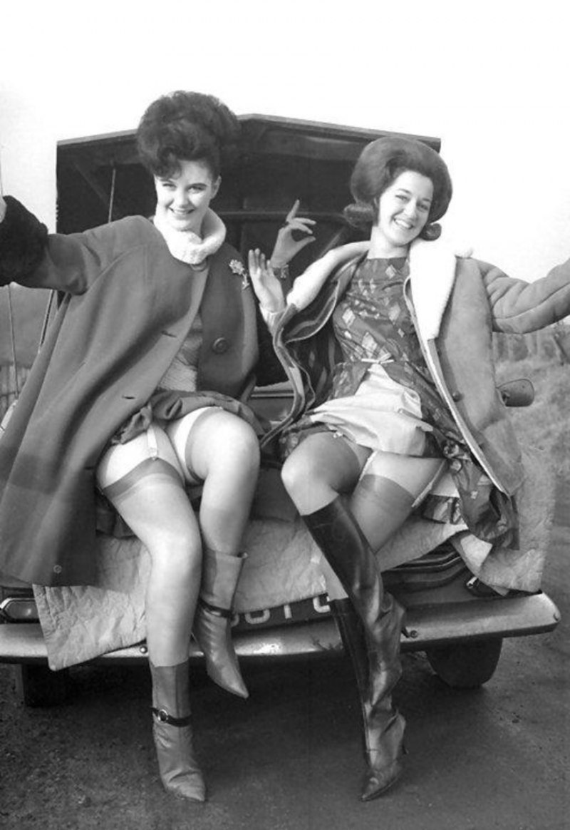 Порнушка чулочки мини юбка ретро