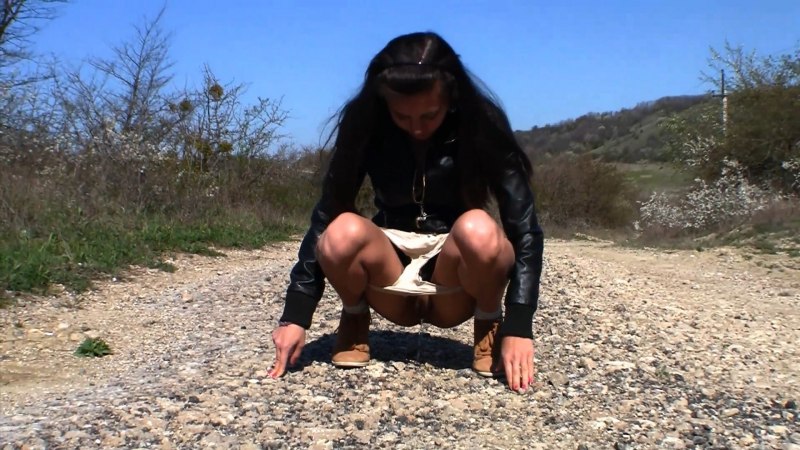 Присела поссать на прогулке