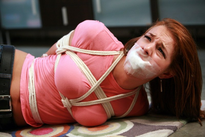 Связанная голая женщина