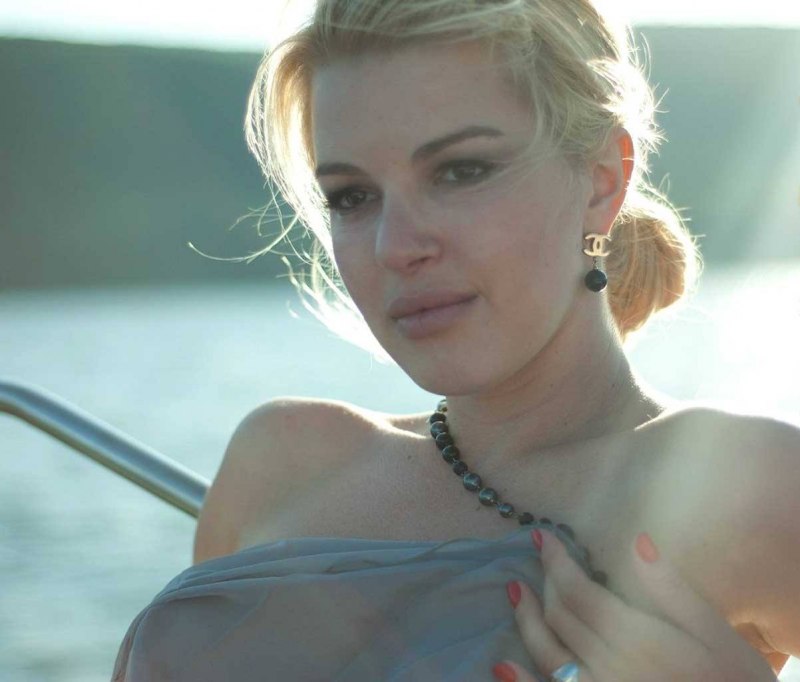 Голая Carisha расставила ноги