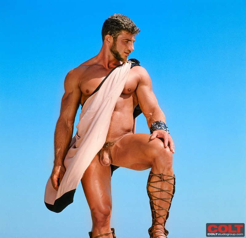 Молодой голый пакистанец