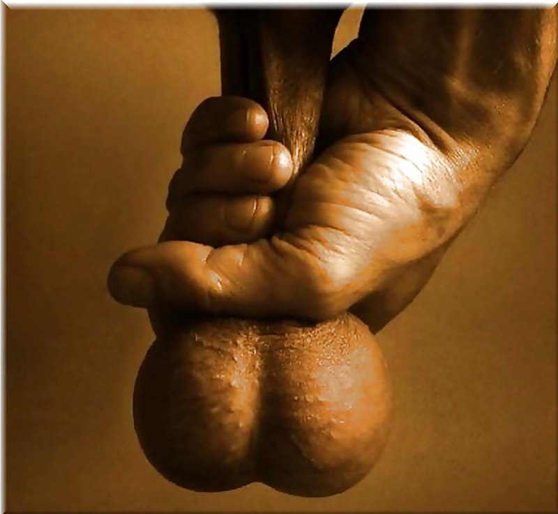 Мужские яйца в женских руках