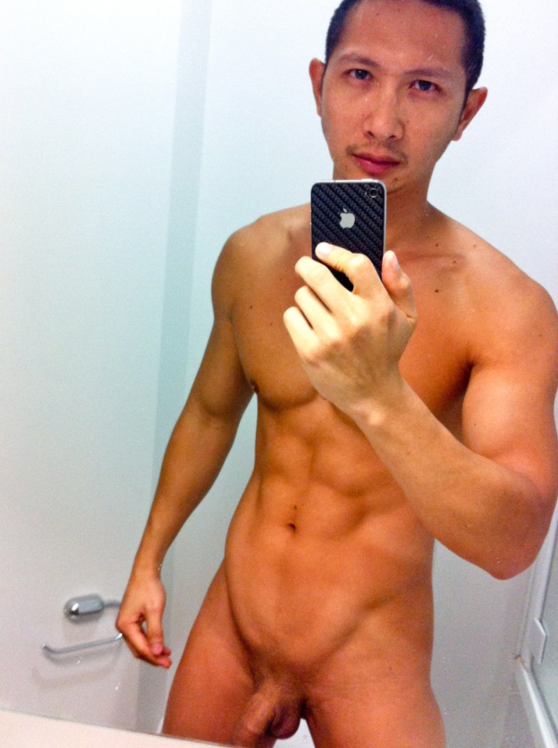 Молодой парень ню селфи