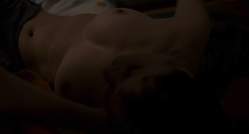 Голая женщина на диване частное