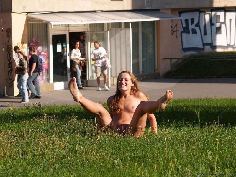 Голые телки в общественных местах