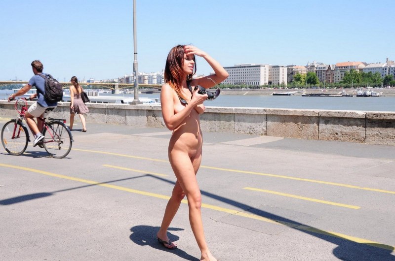 Селфи ню в публичных местах