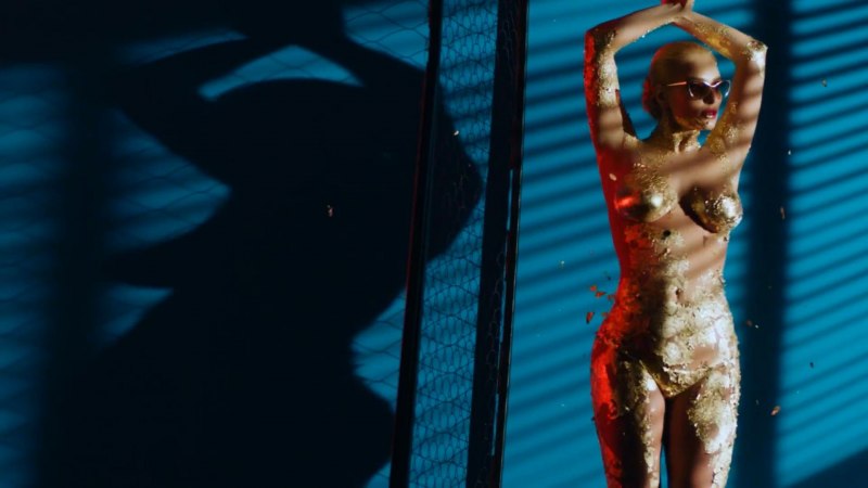 Обнажила грудь в клипе