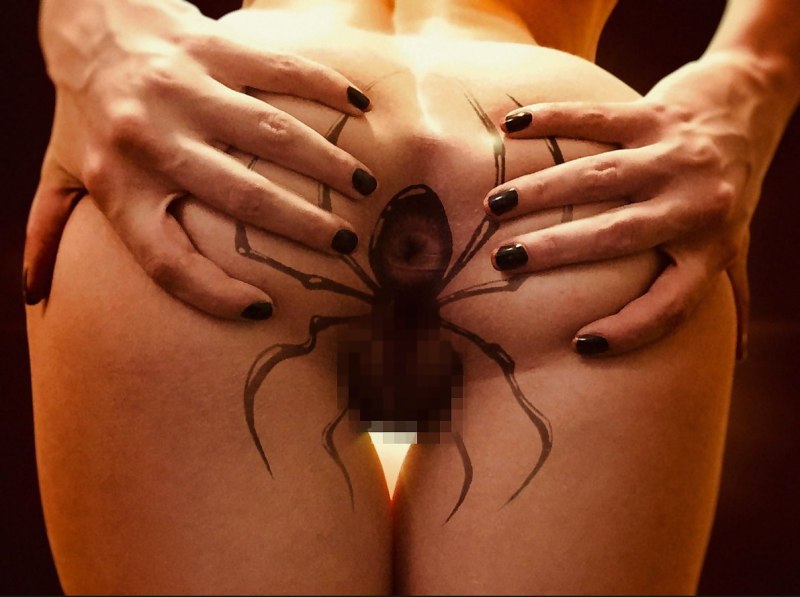 Тату влагалища на анусе