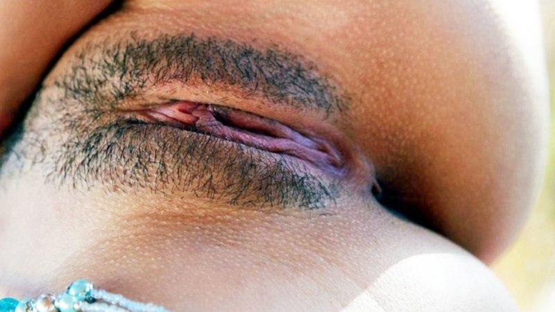 Молодка эбони показала киску