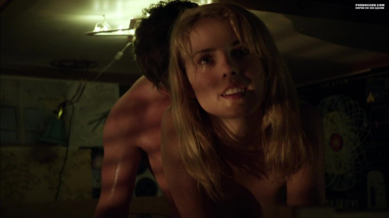 Голая Лаура Уиггинс из сериала бесстыжие