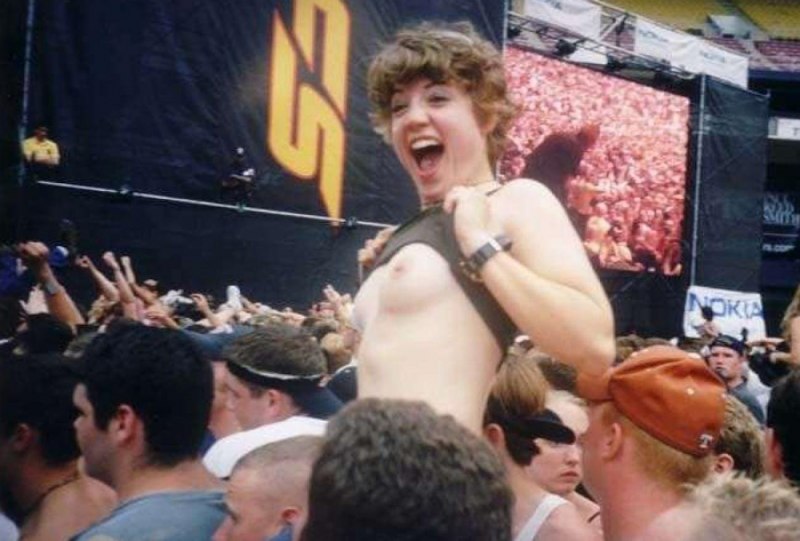 Девушка на концерте топлес