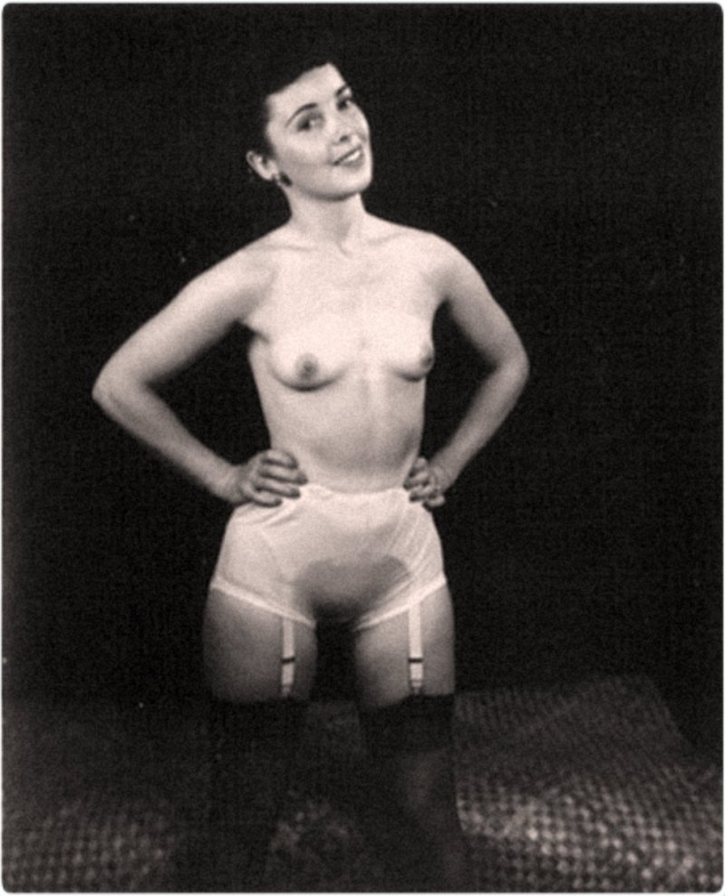 Голые ретро дамы в чулках