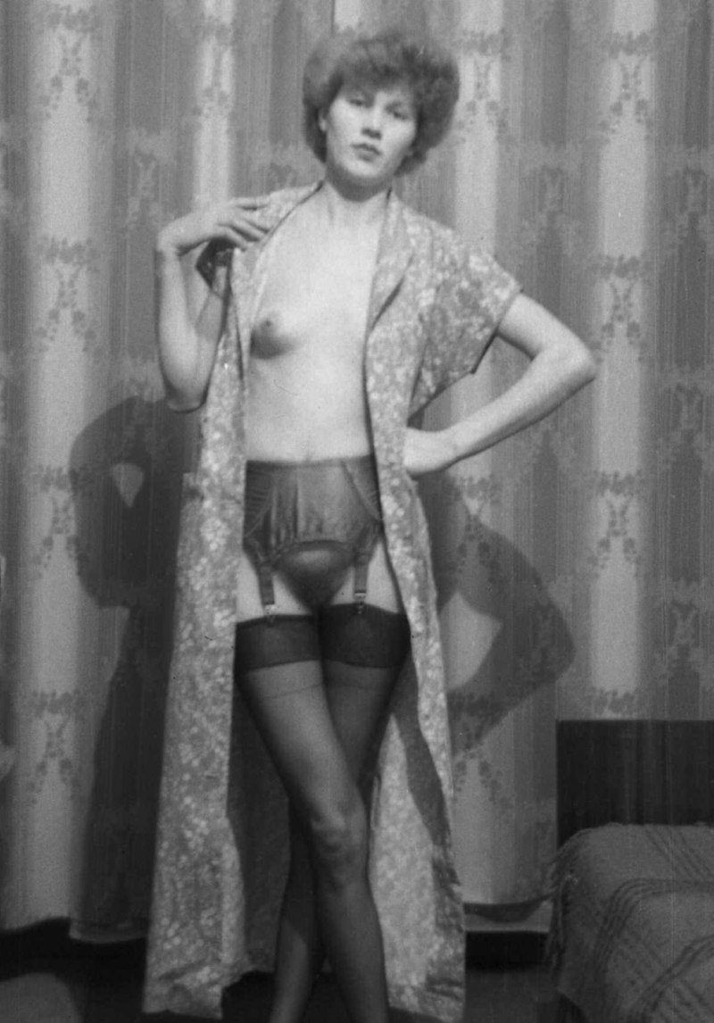 Пожилые ретро женщины раздвигают ноги