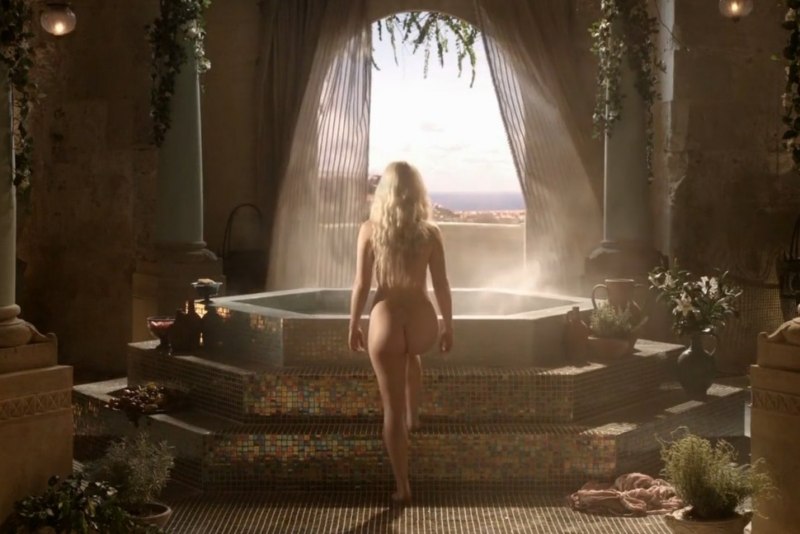 Голая Эмилия Кларк в сериале игра престолов