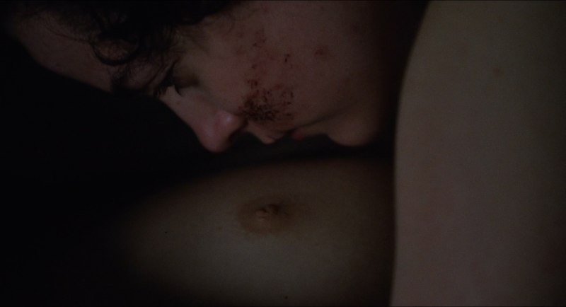 Джуно Темпл лапают грудь