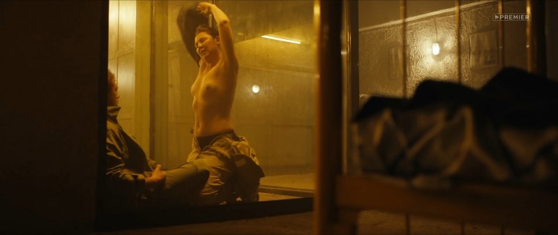 Сандра Баллок оголила грудь