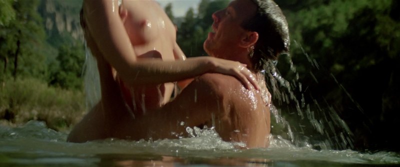 Мадлен Стоу в эротических сценах