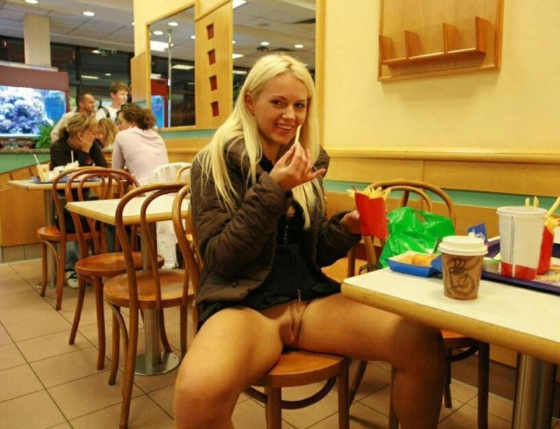 Девушки без трусов в кафе