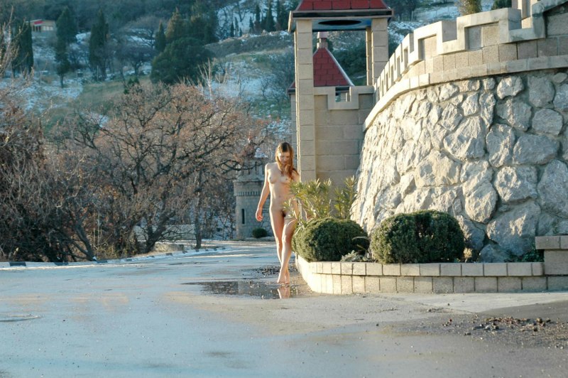 Голая в Симеизе на аллее