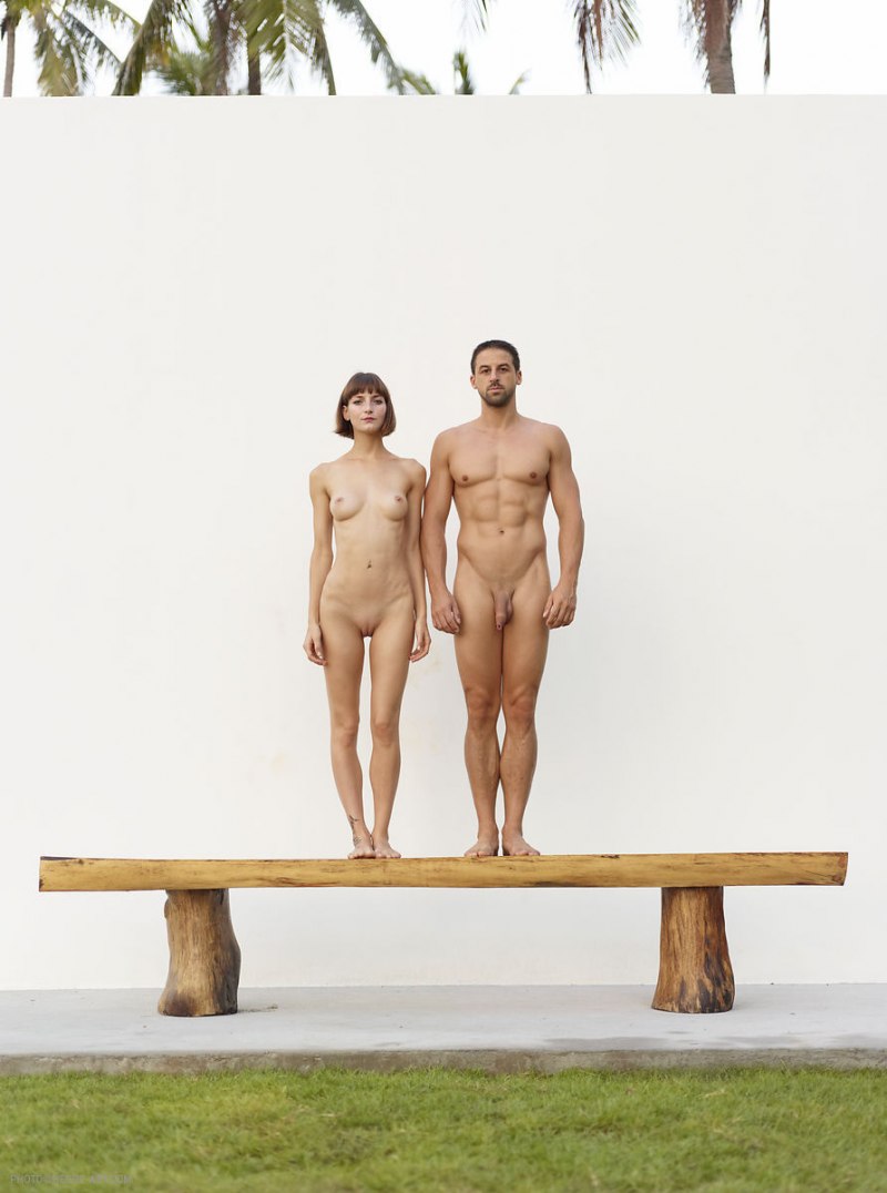 Женщина в кругу мужчин голых