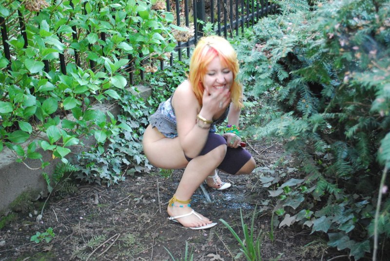 Девушка присела в кустах