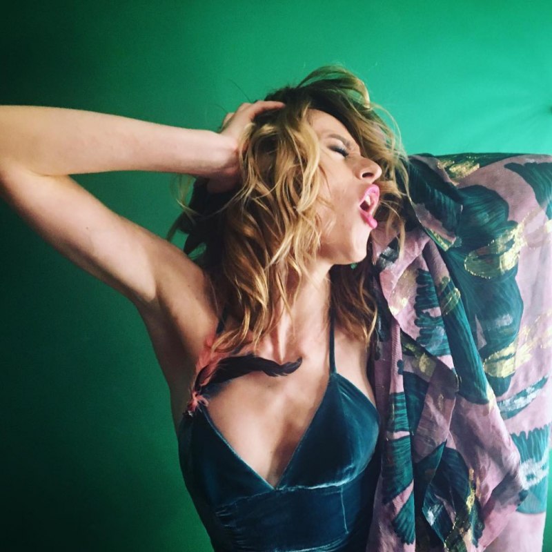 Девушки раздеваются гифки