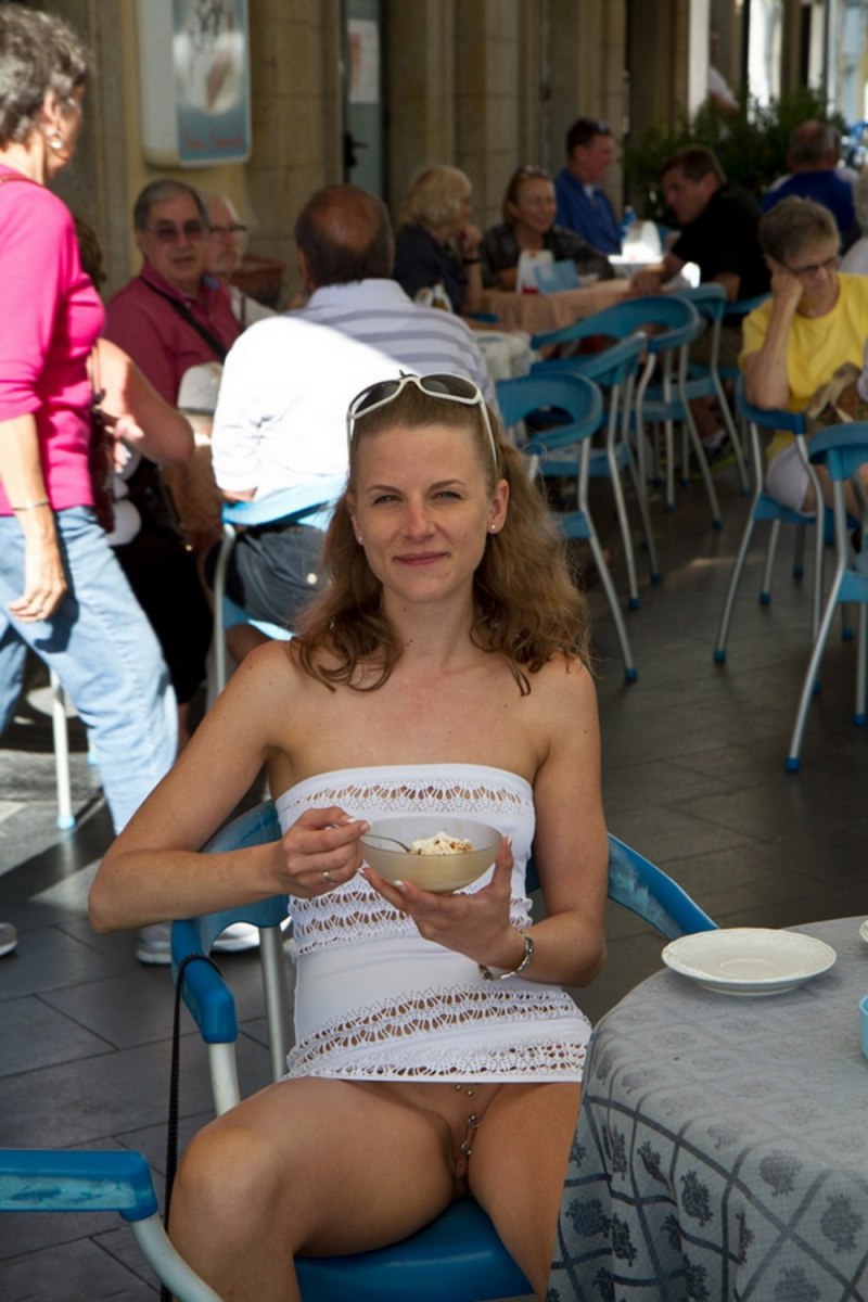 Девушки сидя на корточках без трусов