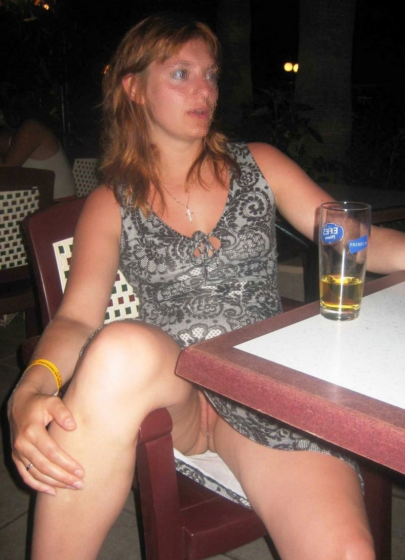 Девушка на дискотеке без трусов