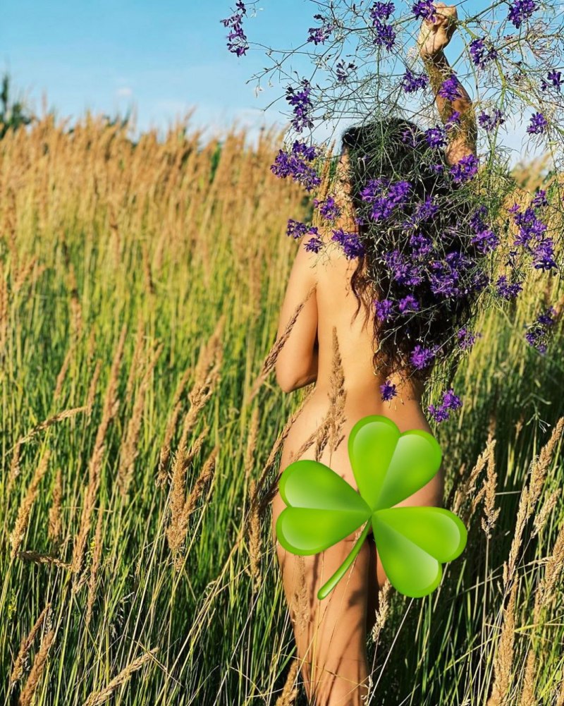 Голая попка в цветочном поле