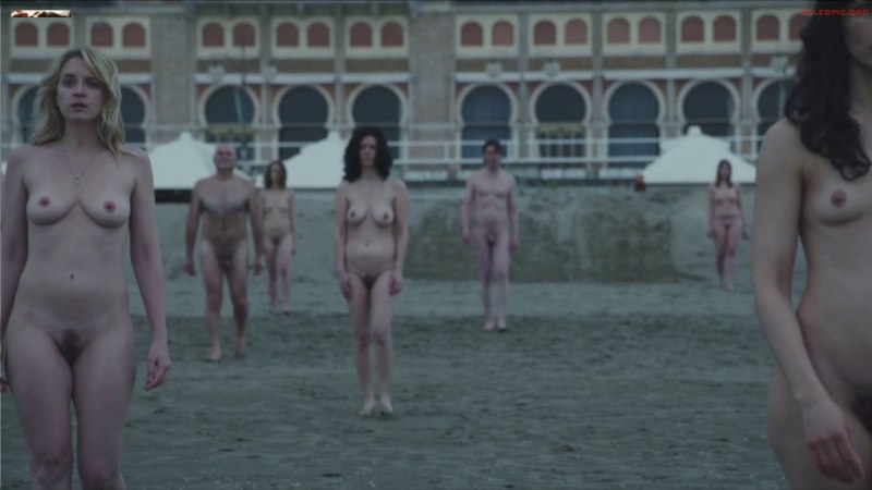 Фотографии голой без трусов Сесиль Буа вид сзади