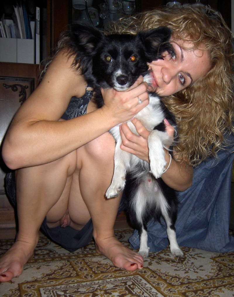 Девушка случайно засветила киску