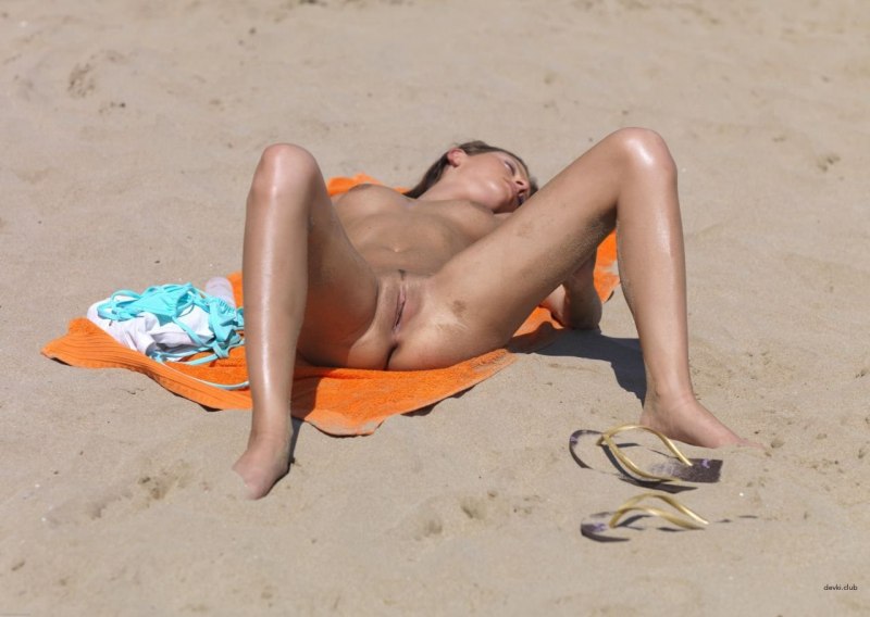 Нудистки загорают на пляже