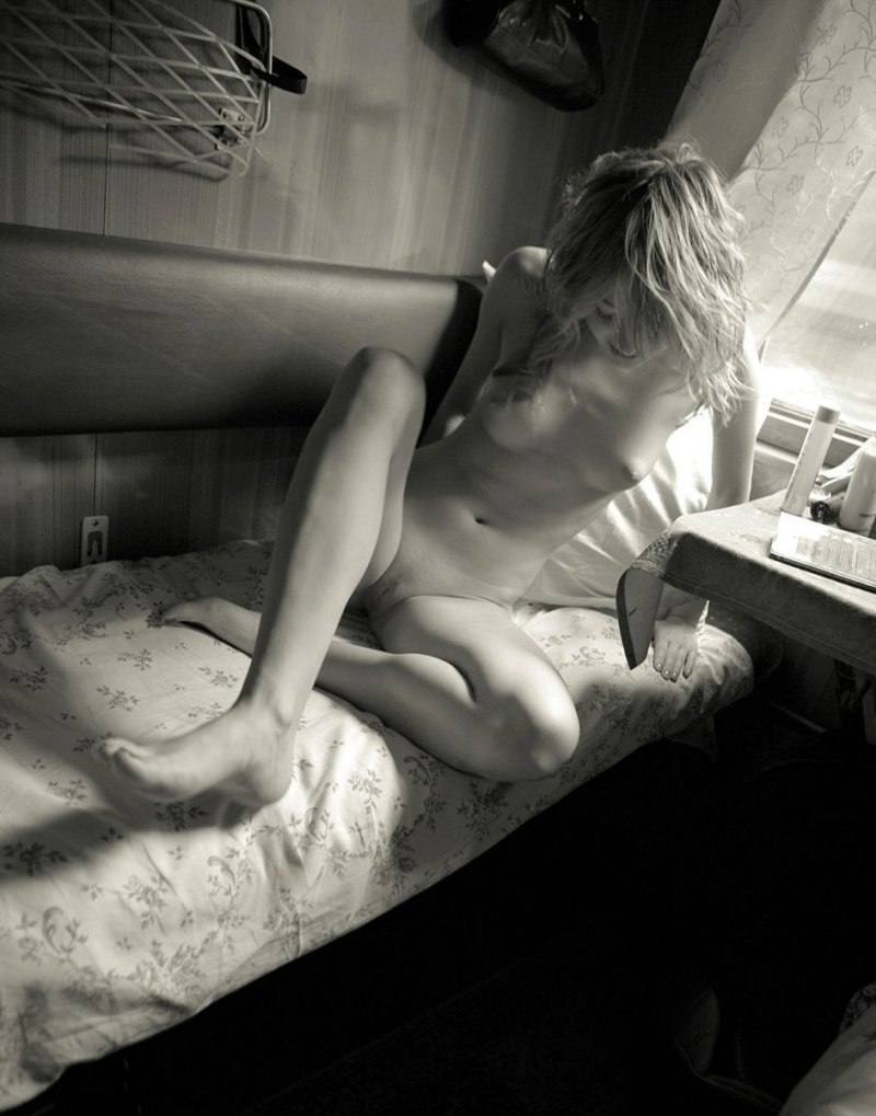 Девушка раздевается в поезде