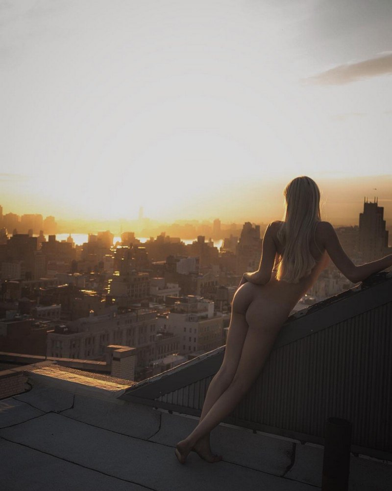 Голая фотосессия на крыше