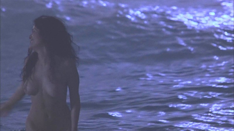 Лижет ножки Сальма Хайек