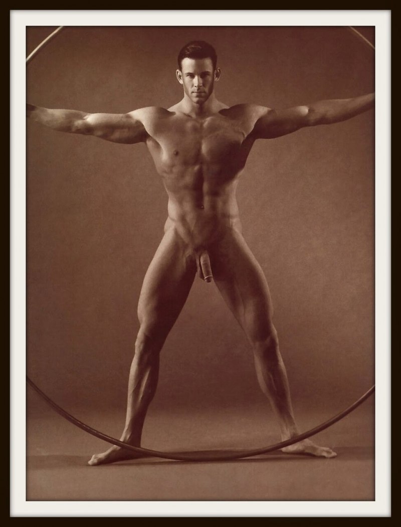 Голый регбист Шон Ламонт