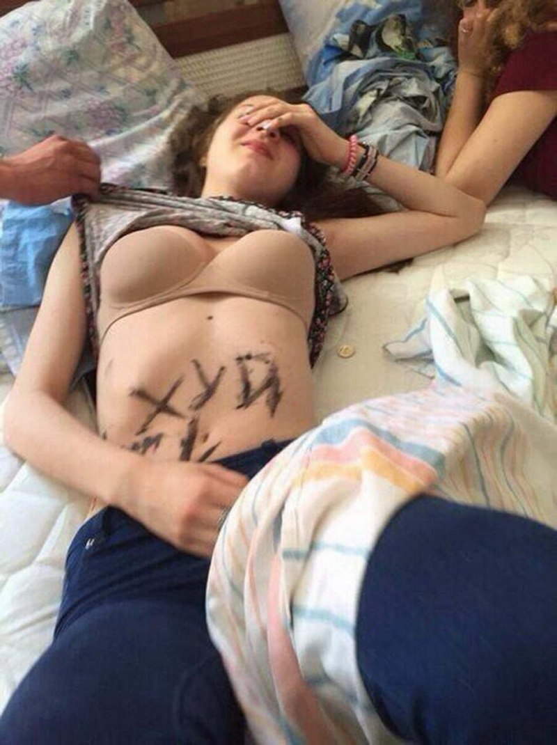 Студентки разделись на вечеринке