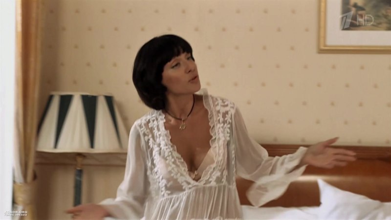 Анна Самохина в ночной рубашке -